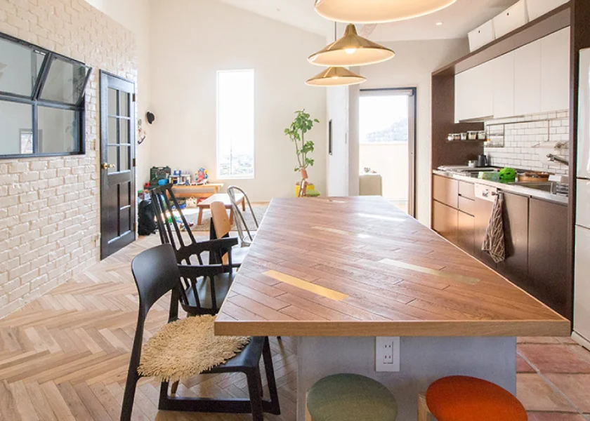 リビングの中央に配置した大きなオリジナルテーブル