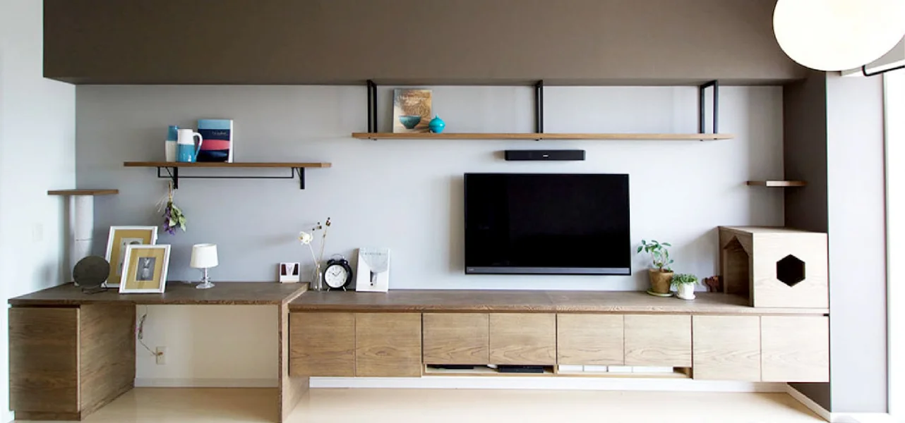 モデムやルーターなどの配線もスッキリ収納。キャットハウスや爪とぎも配置した猫にも優しい家具