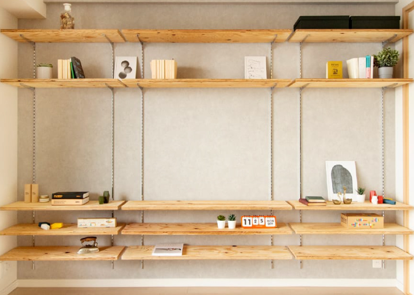 リビング空間の壁一面に配した魅せる収納