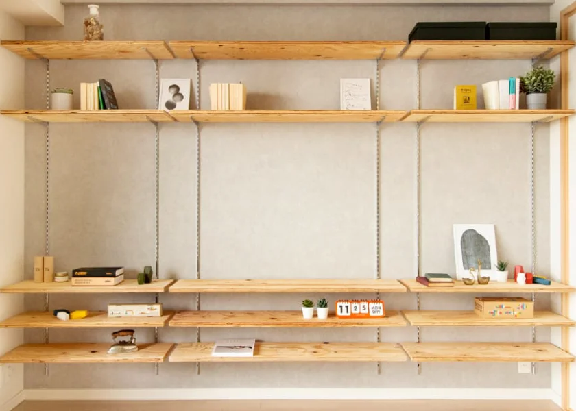 リビング空間の壁一面に配した魅せる収納