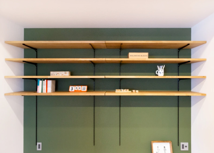 リビング空間の壁一面に配した魅せる収納