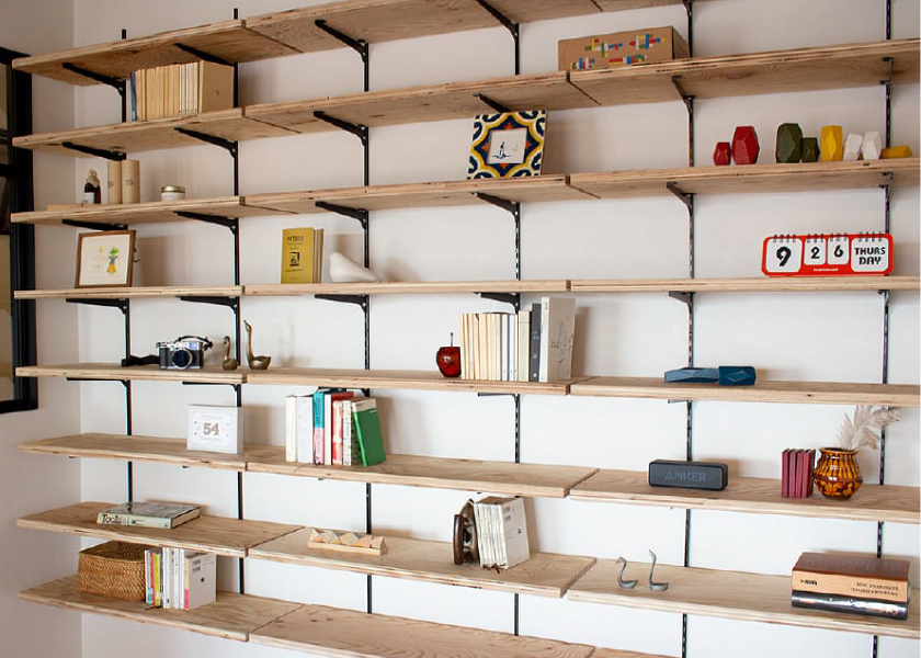 リビング空間の壁一面に配した魅せる収納