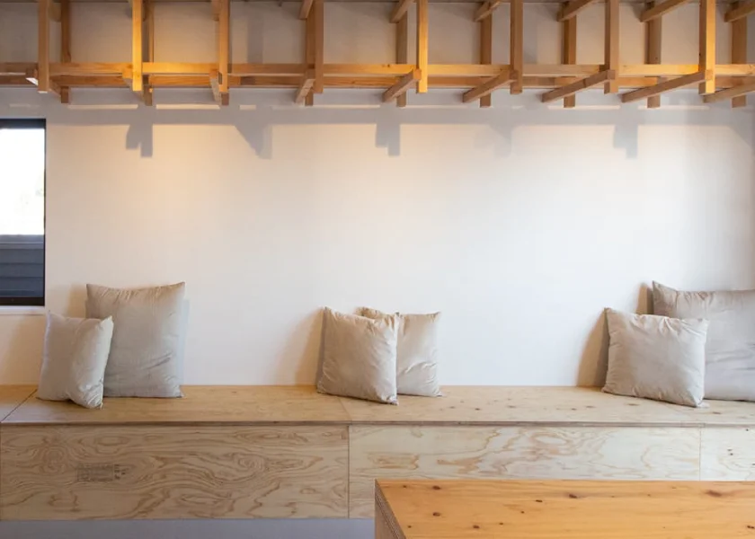 リビングのベンチ。座面を開けると収納スペースに