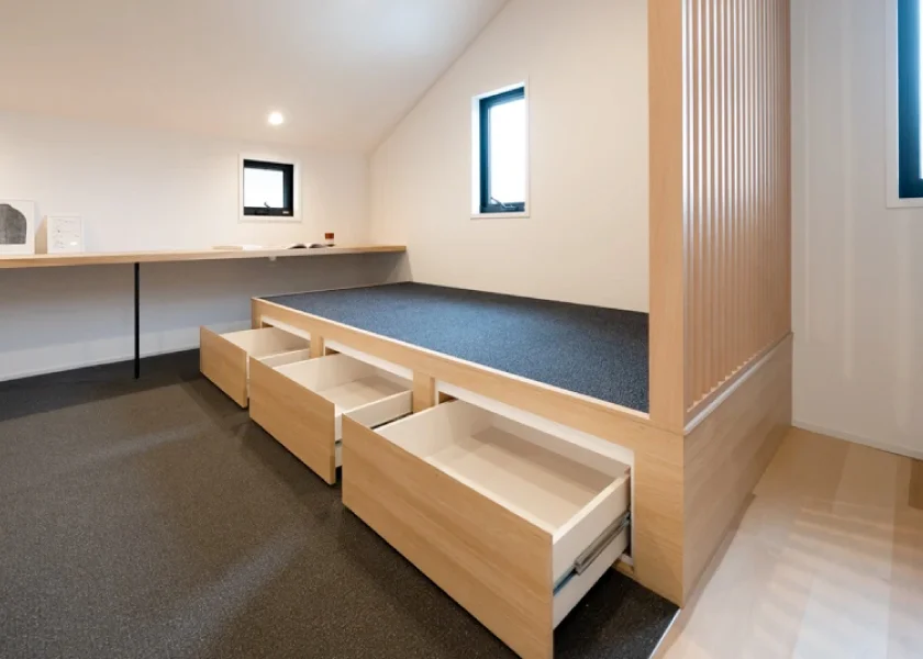 ワークスペース横の小上がりの下はたっぷり収納に