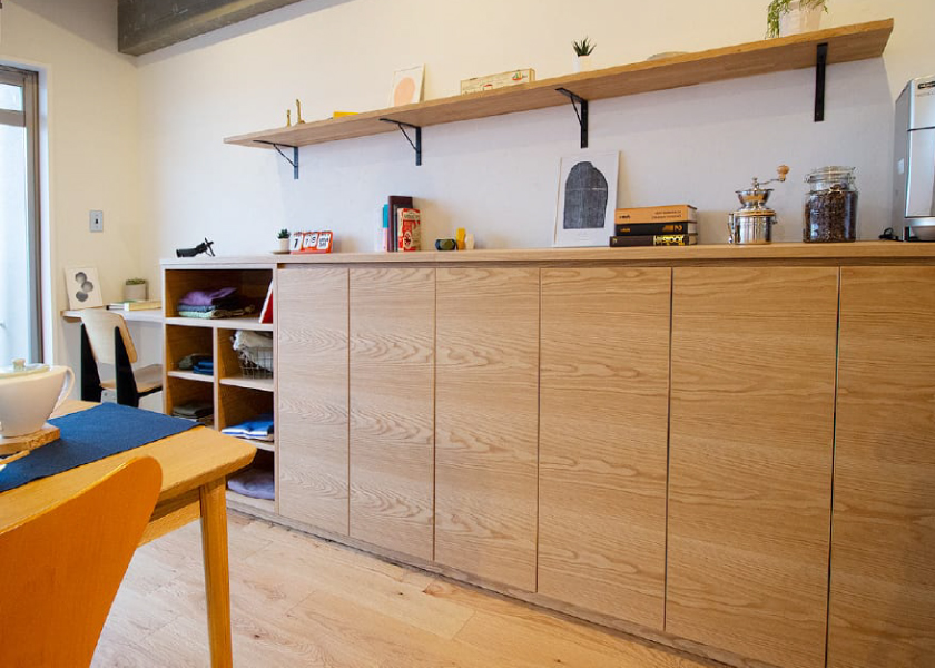 LDKの壁沿いに飾り棚と合わせたカップボード兼収納シェルフ