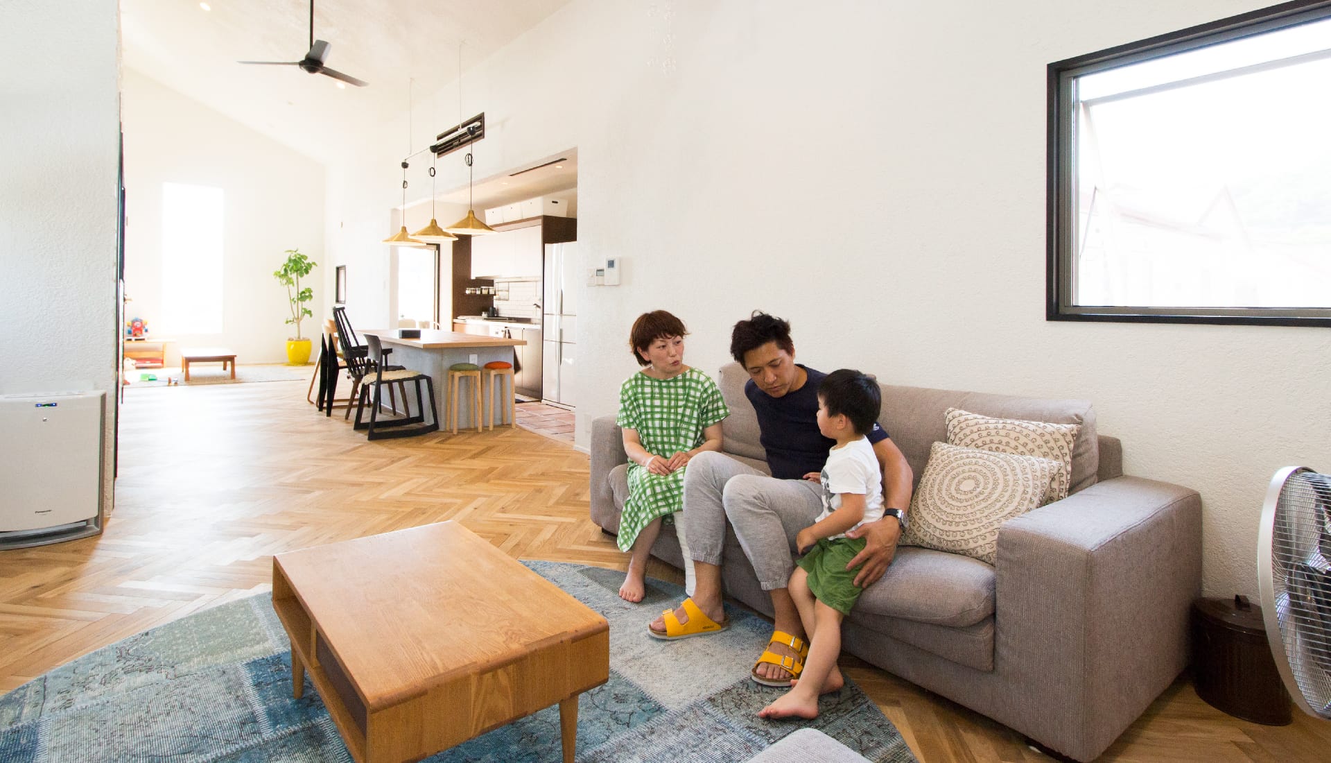 明るく開放的なリビング空間。