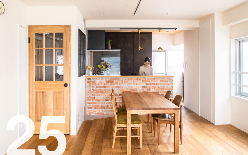 街を望む倉庫を改装したような家