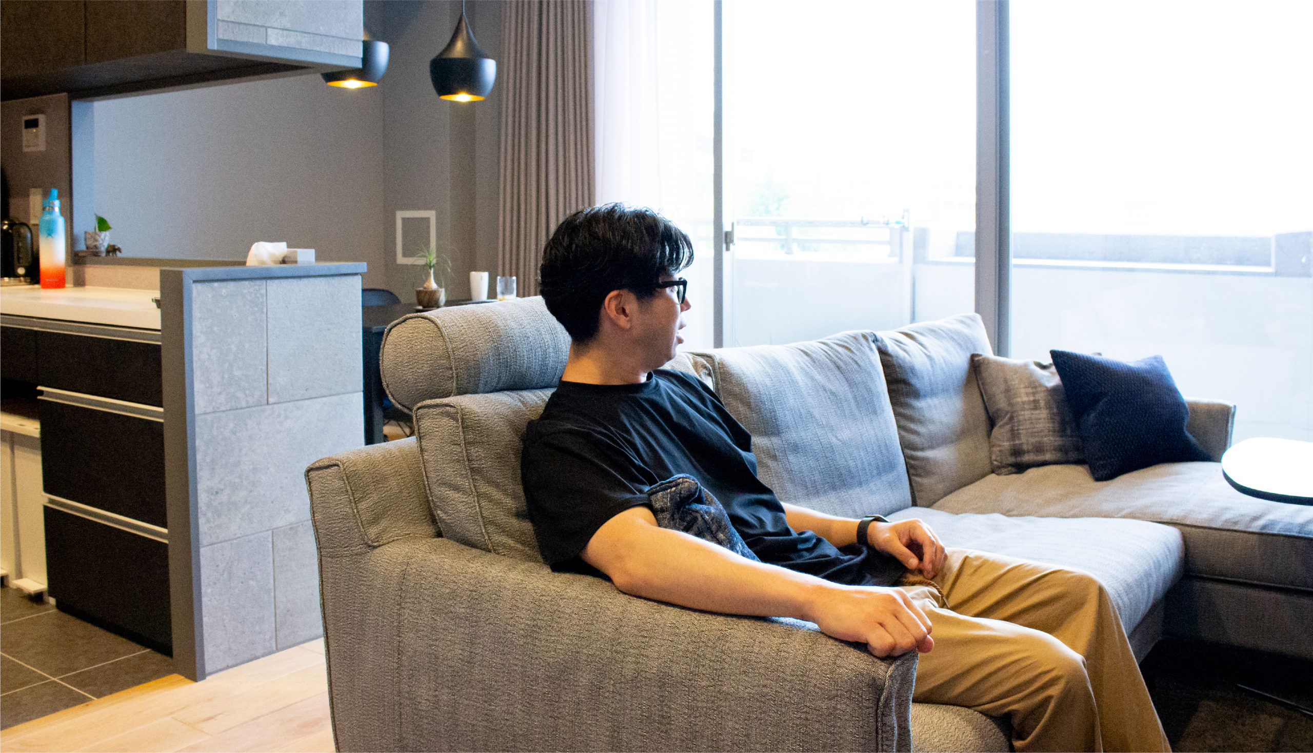 グレイッシュに統一された大人リラックスな空間