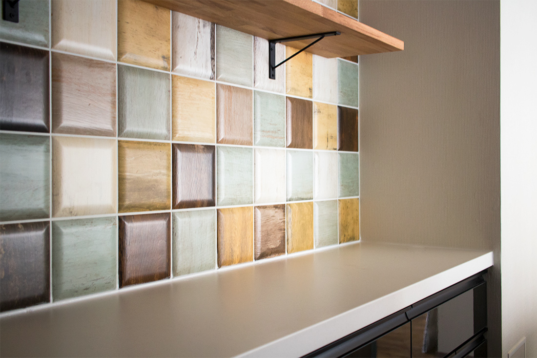 キッチン　タイル壁面