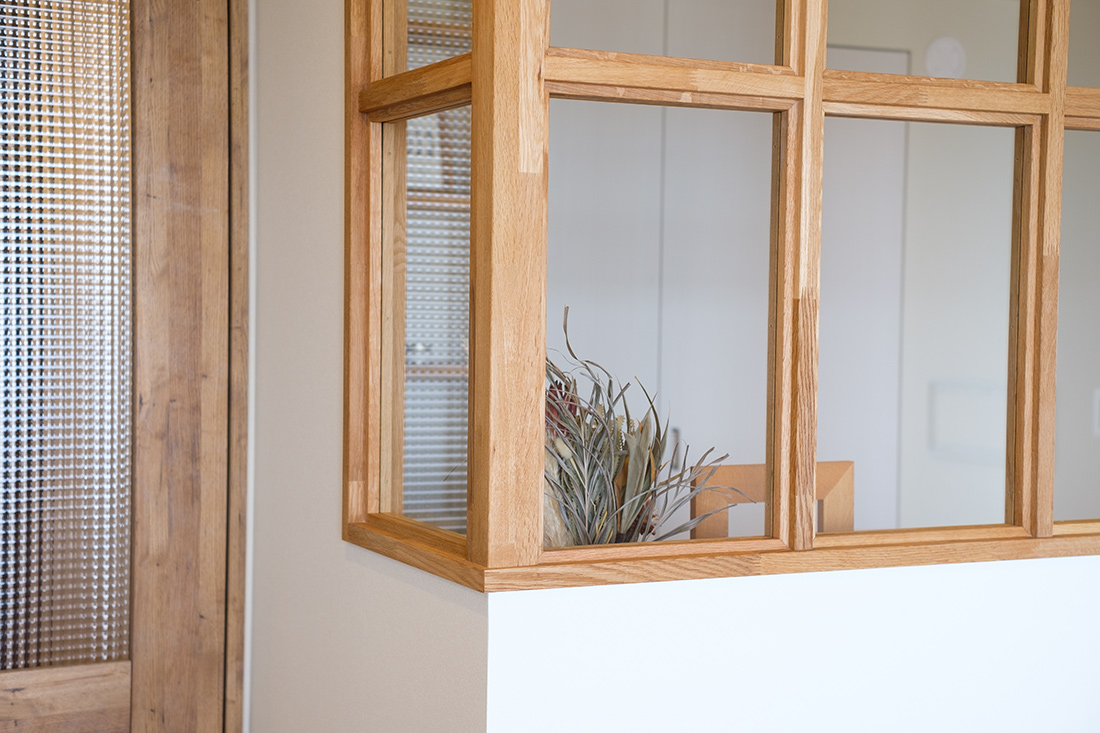 新築マンション　木製窓