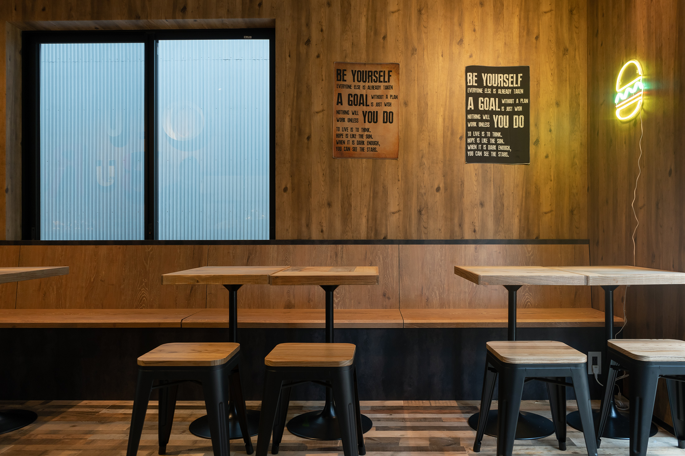 店舗デザイン・リノベーション「OLUBURGER KYOTO 茨木店」テーブル席