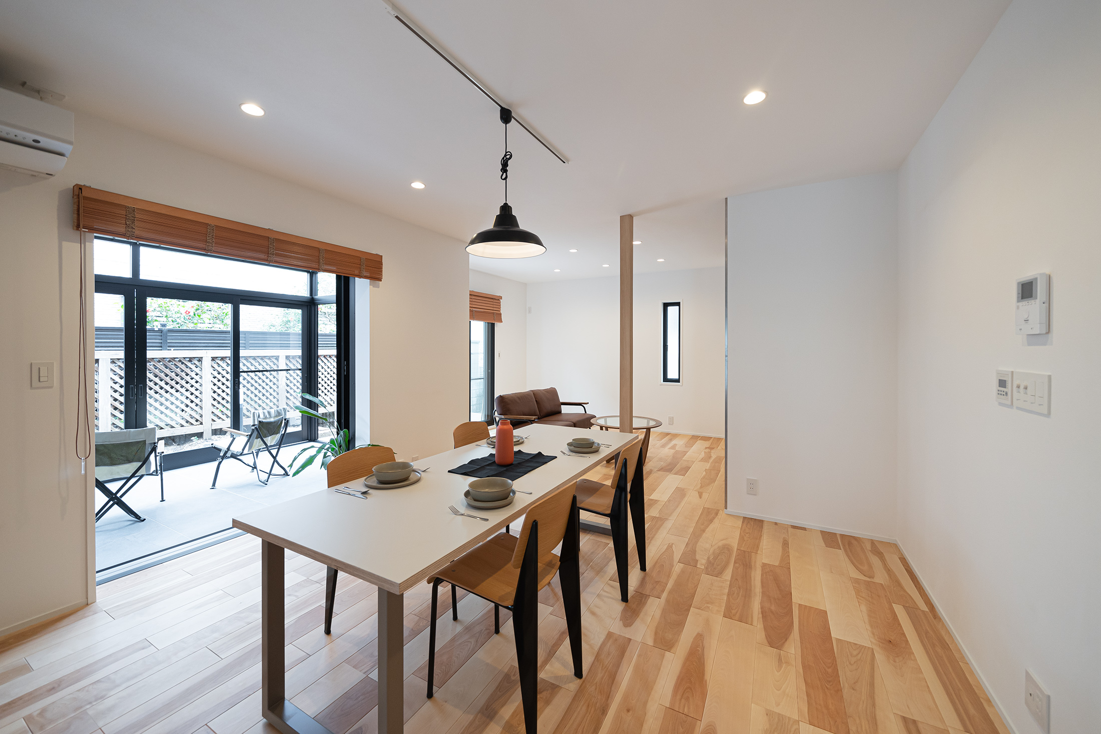 中古戸建て　フルリノベーション　リビング　ベランダ