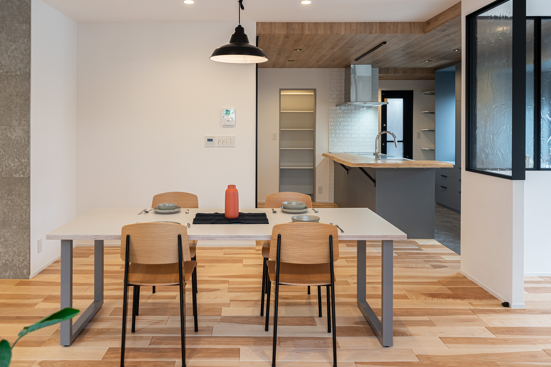 中古戸建て　フルリノベーション　ダイニングキッチン　ダイニングテーブル