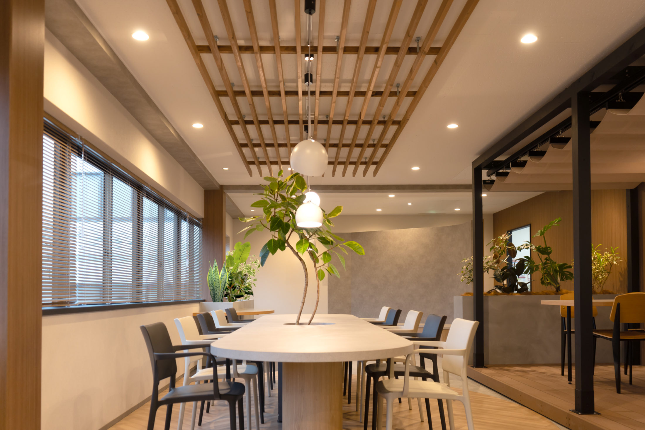 オフィスデザイン・リノベーション　会議テーブル