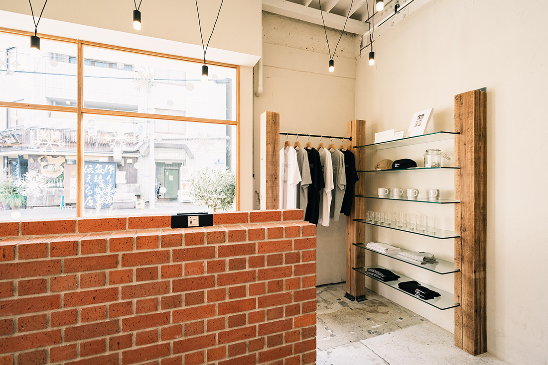 Standard Café & Gallery 堀江あみだ池公園店 / カフェ　スタンディング席　商品カウンター