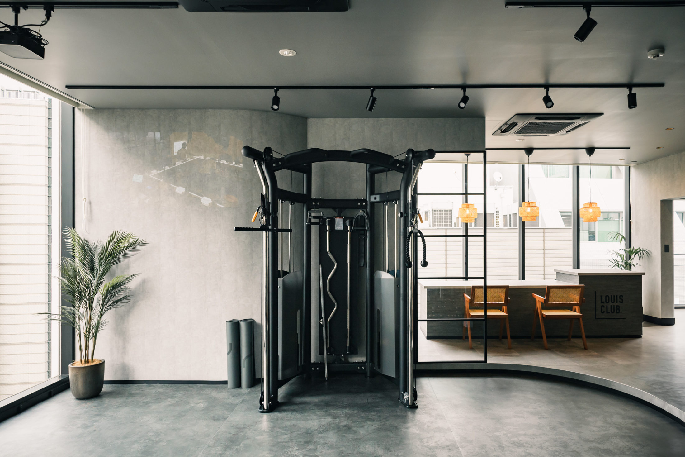 LOUIS CLUB　パーソナルジム　ジムスペース　大阪府大阪市